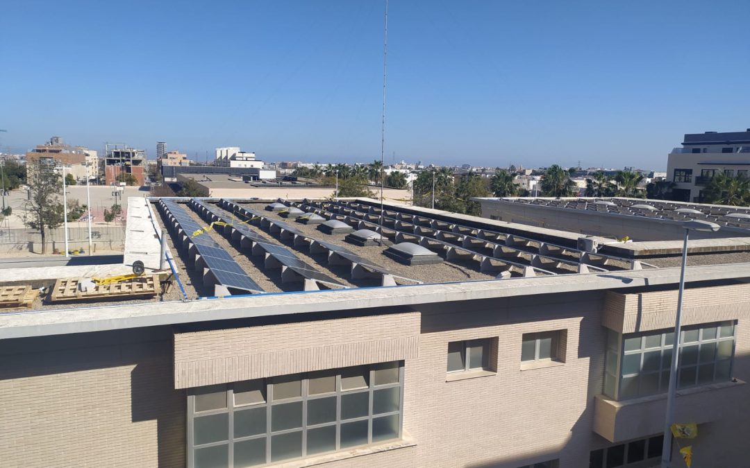 Nou inversor en la instal·lació fotovoltaica d’Ausias March